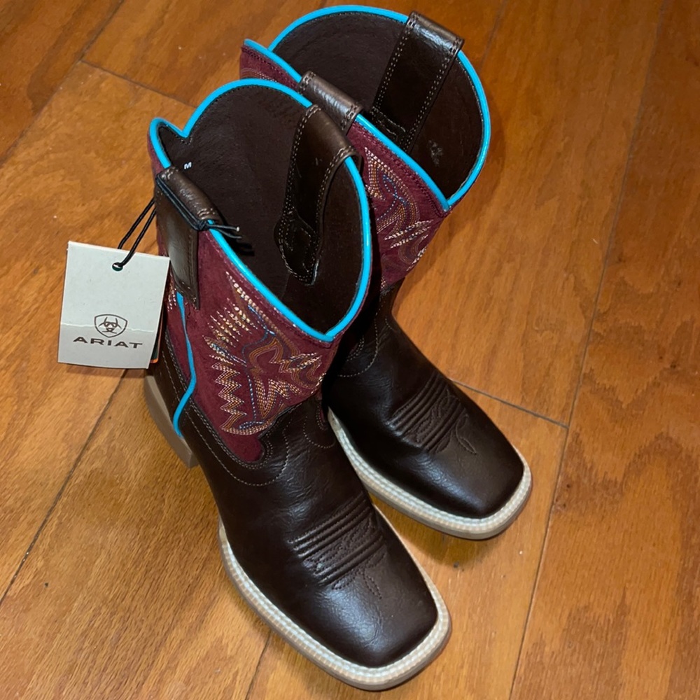 Girls Ariat boots—-New with tags